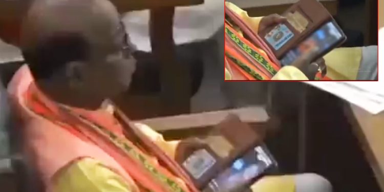 சட்டப்பேரவையில் ஆபாசப் படம் பார்த்து வசமாக சிக்கிய திரிபுரா பாஜக எம்.எல்.ஏ. ஜதாப் லால்!