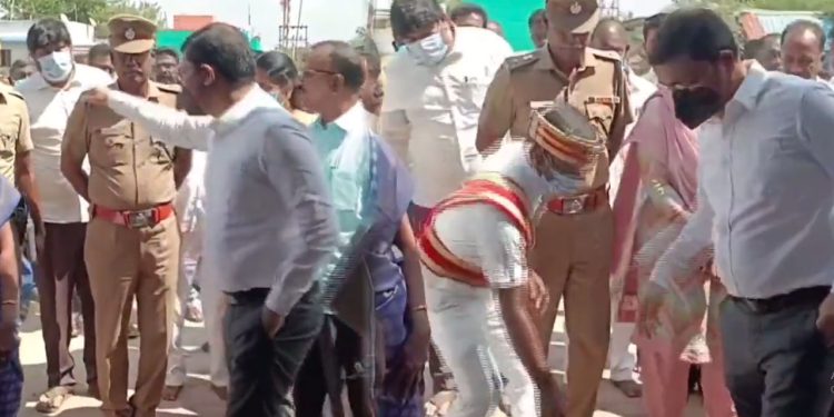 டவாலியிடம் செருப்பை நான் எடுக்கச் சொன்னேனா? கலெக்டரின் விளக்கம்!