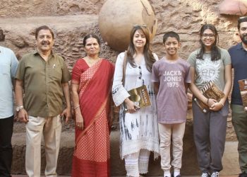 கீழடியில் மாணவர்கள் வெயிலில் காக்கவைக்கப்பட்டனரா? சர்ச்சையில் சிக்கியுள்ள சூர்யா!