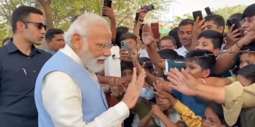 குழந்தைகளிடம் தீண்டாமையைக் கடைபிடித்தாரா பிரதமர் மோடி?