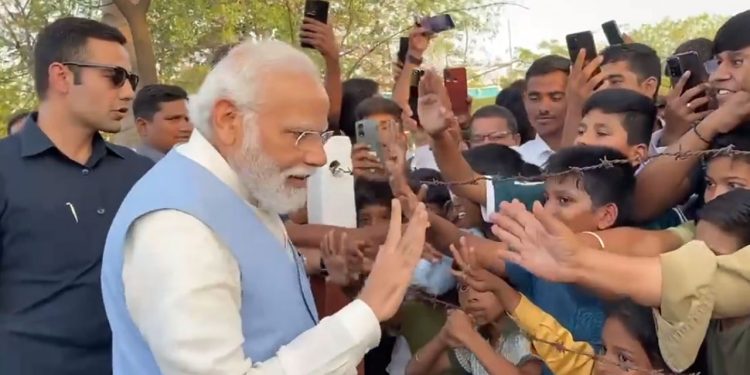 குழந்தைகளிடம் தீண்டாமையைக் கடைபிடித்தாரா பிரதமர் மோடி?