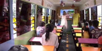 சாலையோர குழந்தைகளுக்காக பள்ளிக்கூடமான பேருந்து; குஜராத்தில் நெகிழ்ச்சி!