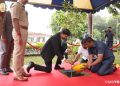காவலர் வீரவணக்க நாள்: டிஜிபி அலுவலக நினைவுச் சின்னத்தில் முதல்வர் விஜய் அஞ்சலி