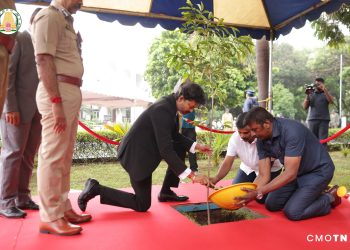 காவலர் வீரவணக்க நாள்: டிஜிபி அலுவலக நினைவுச் சின்னத்தில் முதல்வர் விஜய் அஞ்சலி