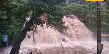 கும்பக்கரை அருவியில் வெள்ளப்பெருக்கு: சுற்றுலாப் பயணிகள் குளிக்கத் தடை